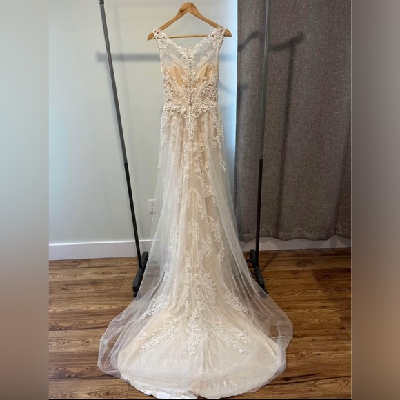 Beautiful Ivory Wedding dress - Picture 2 of 8